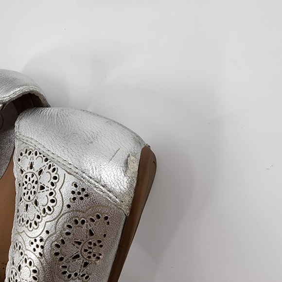 Women's 8 B Earthies Bindi Silver Leather Ballet Flat Shoes Loafer Perforated - Picture 6 of 13